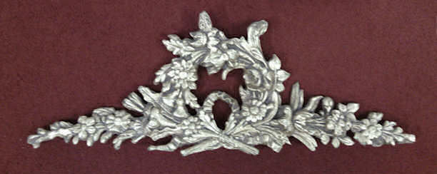 Kosnar Pediment - Garland, gold, light Kosnar Pediment - Garland, gold, light